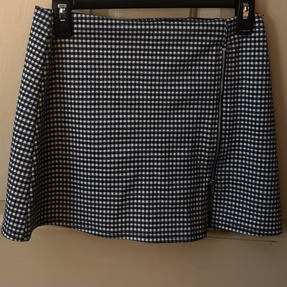 7 Day Weekend Black and White Patterned Mini Skirt with Zipper &Built in Shorts